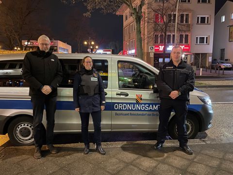 Referent im BMI Franz Wessendorf, Bezirksstadträtin für Ordnungsangelegenheiten Julia Schrod-Thiel (CDU) und Außendienstleiter des Ordnungsamtes Reinickendorf Ronald Mikkeleitis (v.l.n.r.). (Bild: BA Reinickendorf)