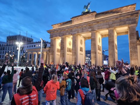 Tanzdemo vor imposanter Kulisse. (Bild: BA Reinickendorf)