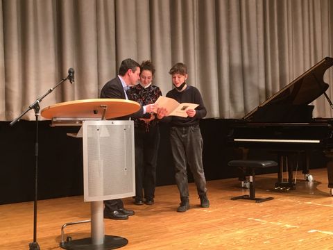 Bezirksbürgermeister Uwe Brockhausen gratuliert den Geschwistern Emilia und Mats Jung. (Bild: M. Wenz)