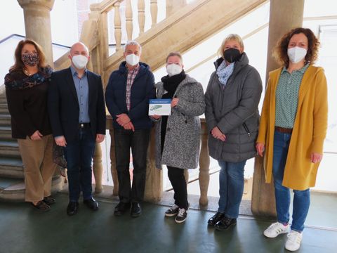 v.l.n.r. Claudia Schütz (Jugendamtsdirektorin), Alexander Ewers (Jugendstadtrat), Martin Schulz (Kita-Träger Ev. Kirchengemeinde Berlin Heiligensee), Virginia Vergin (stellv. Kitaleiterin Ev. Kita Waldkirche), Melanie Müller (Kitaleiterin Ev. Kita Tegelorter Kirchenmäuse), Manuela Moser (LggK Bezirkskoordinatorin) (Bild: BA Reinickendorf)