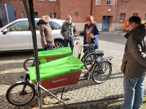 Vier solcher Lastenräder, wie hier bei der Übergabe an den Bezirk zu sehen, sind auf dem Gelände der ehemaligen Karl-Bonhoeffer-Nervenklinik unterwegs (Bild: BA Reinickendorf)