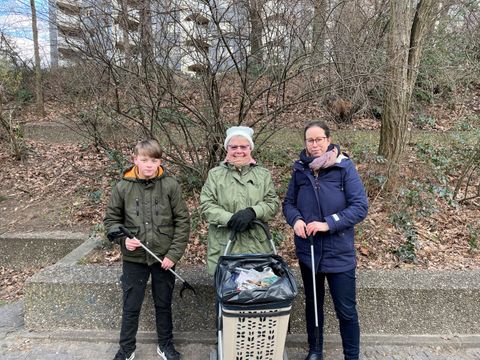 Bezirksstadträtin Julia Schrod-Thiel (rechts) mit Regina Thiele (Mitte) und einem jungen Unterstützer der Aufräumaktion. (Bild: BA Reinickendorf)
