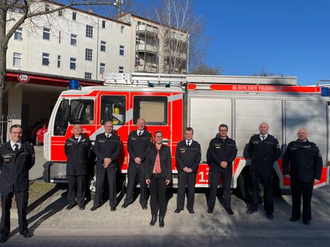 Bezirksstadträtin für Ordnungsangelegenheiten Julia Schrod-Thiel (CDU/Bildmitte) mit den Verantwortlichen der Berliner Feuerwehr des Einsatzbereiches 2 (Reinickendorf/Pankow). (Bild: BA Reinickendorf)