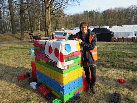 Margrit Kirst (CVJM) betreut mit Ehrenamtlichen das Spielemobil für geflüchtete Kinder auf dem KBoN-Gelände. (Bild: BA Reinickendorf)