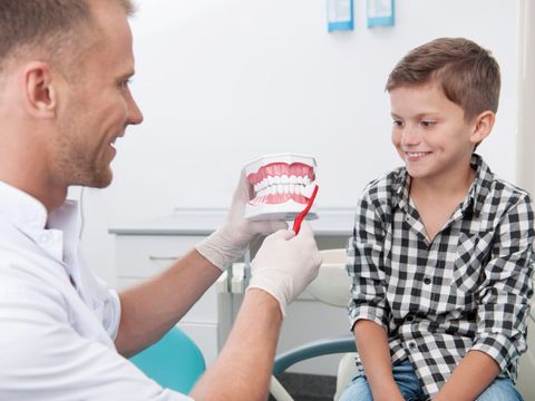 So putzt man die Zähne richtig. (Bild: fotolia)