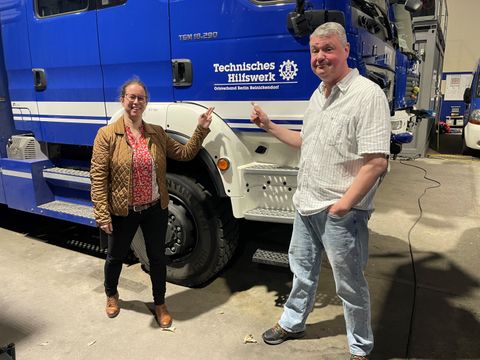 Bezirksstadträtin für Ordnungsangelegenheiten Julia Schrod-Thiel und der Reinickendorfer THW-Ortsbeauftrage Sven Jenning in der „Fuhrpark-Halle“ des THW. (Bild: BA Reinickendorf)