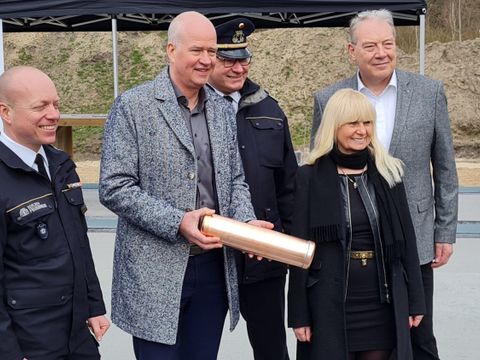 v.r.: Bezirksstadtrat Harald Muschner, Innensenatorin Iris Spranger, der Ständige Vertreter des Landesbranddirektors Karsten Göwecke sowie Sven Lemiss, Geschäftsführer der BIM. (Bild: BA Reinickendorf)