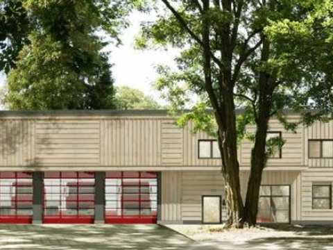 An die Umgebung angepasst mit Holzfassade: die neue Feuerwache. (Bild: Repro BIM)
