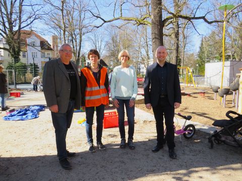 v.li.n.re. Martin Schmidt-Hussinger (Geschäftsführer CVJM), Margrit Kirst (Projektleiterin), Annette Pfennig (Mitarbeiterin Jugendamt), Alexander Ewers (Jugend- und Familienstadtrat) (Bild: BA Reinickendorf)