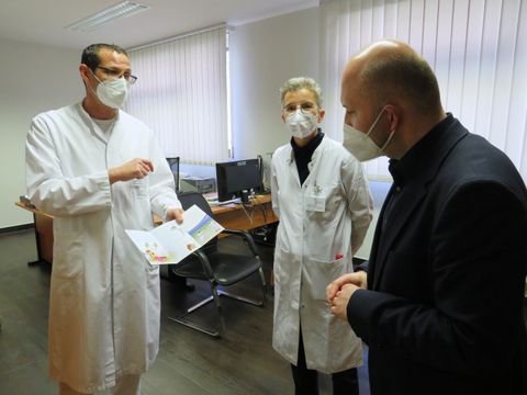 Dr. Andreas Pappas, Chefarzt der Orthopädie und Unfallchirurgie (re.) informiert Stadtrat (li.) über minimalinvasive Hüft-OP (Bild: Bezirksamt Reinickendorf)