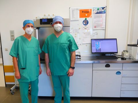 Dr. med. Iris Kraus (li.) lud Stadtrat Ewers (re.) zur OP-Besichtigung ein (Bild: Bezirksamt Reinickendorf)