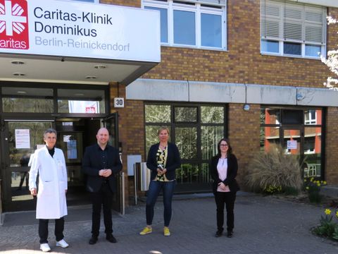 v.l.n.r. Dr. med. Iris Kraus (Ärztliche Direktorin), Alexander Ewers (Gesundheitsstadtrat), Juliane Bosch (Pflegedirektorin), Stefanie Hackel (kaufmännische Direktorin) (Bild: Bezirksamt Reinickendorf)