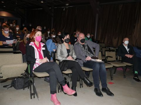 Claudia Güttner (l.), Leiterin JKS Atrium, stv. Bezirksbürgermeisterin Emine Demirbüken-Wegner und Peter Kamp (r.), Bundesverband der Jugendkunstschulen und Kulturpädagogischen Einrichtungen e.V. (Bild: bjke)