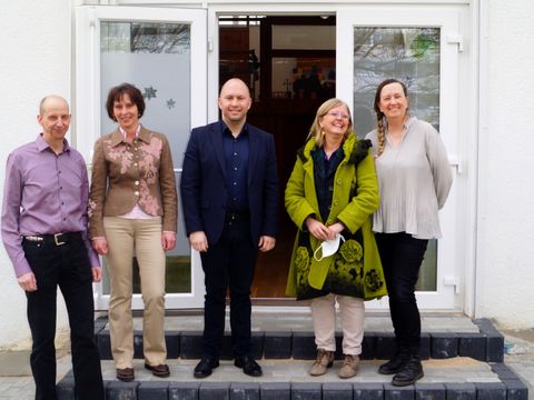 v.l.n.r.: Martin Hoffmann (neuer GF Horizonte), Elke König, Alexander Ewers (Jugendstadtrat) , Anne Pausewang, Astrid Kielinger (neue GF Horizonte). (Bild: BA Reinickendorf)