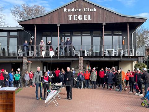 Traditionelles Anrudern mit Bootstaufe. (Bild: Ruder-Club Tegel)