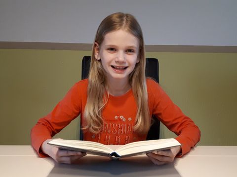 Julia Fröhlich vertritt Reinckendorf beim Berliner Vorlesewettbewerb. (Bild: Carlsen Verlag)