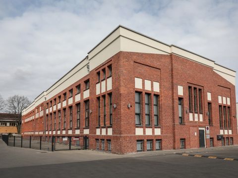 Außenansicht vom historischem Fabrikgebäude (Bild: Antonia Richter)