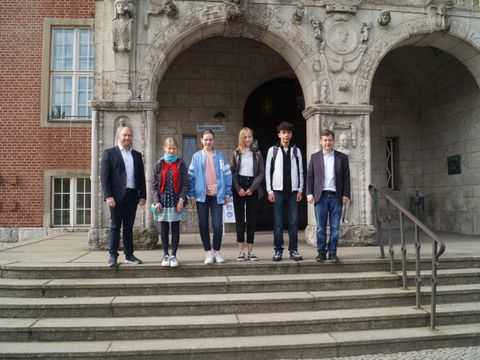 Bezirksbürgermeister Uwe Brockhausen und Bezirksstadtrat Alexander Ewers (beide SPD) mit Schülerinnen und Schüler vom Girls‘ und Boys‘Day (Bild: BA Reinickendorf)