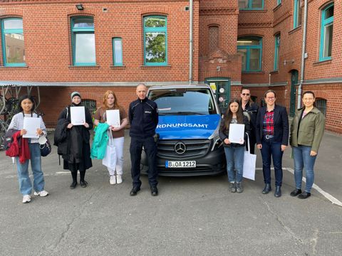 Bezirksstadträtin für Ordnungsangelegenheiten Julia Schrod-Thiel (CDU) (2.v.r.) mit den Teilnehmerinnen des Girls`Days und Mitarbeitenden des Allgemeinen Ordnungsdiensts. (Bild: BA Reinickendorf)
