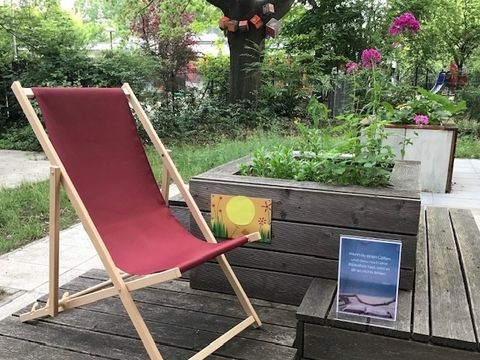 Liegestuhl im Lesegarten der Stadtteilbibliothek Reinickendorf-West (Bild: Stadtbibliothek Reinickendorf)