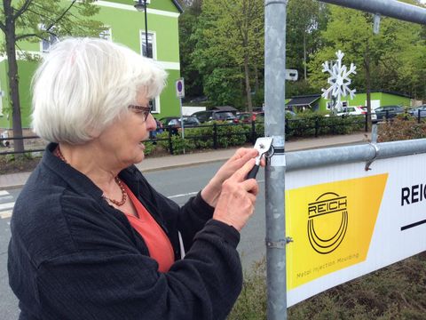 Irmela Mensah-Schramm entfernt Hassaufkleber im öffentlichen Raum (Bild: Irmela Mensah-Schramm )