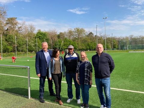 v. l. n. r.: Bezirksstadtrat Harald Muschner, Fachbereichsleiterin Sport Ilka Grafschmidt, Benjamin Neye (Bauleitung des Straßen- und Grünflächenamtes), Johanna Schmidt (Architektin) und Willi Mahler (1. Vorsitzender des Frohnauer SC) (Bild: Frohnauer SC )