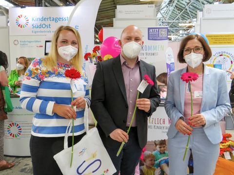 v.l.n.r.: Ariane Meyer (Leiterin für Ausbildung Kita Nordwest), Alexander Ewers (Bezirksstadtrat Reinickendorf und Verwaltungsratsvorsitzender Kita Nordwest), Katrin Gralla-Hoffmann (Pädagogische Geschäftsleiterin Kita Nordwest) (Bild: BA Reinickendorf)