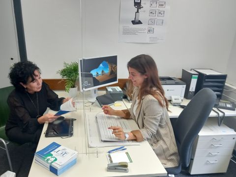 Bezirksstadträtin Emine Demirbüken-Wegner (CDU) im Gespräch mit Julia Oremek (r.) an ihrem Arbeitsplatz. (Bild: BA Reinickendorf)