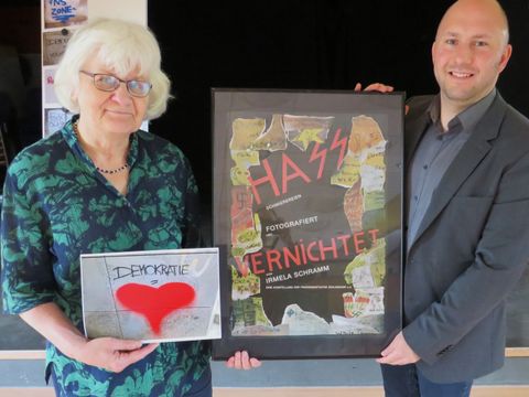 Jugendstadtrat Alexander Ewers dankt Irmela Mensah-Schramm. (Bild: BA Reinickendorf)