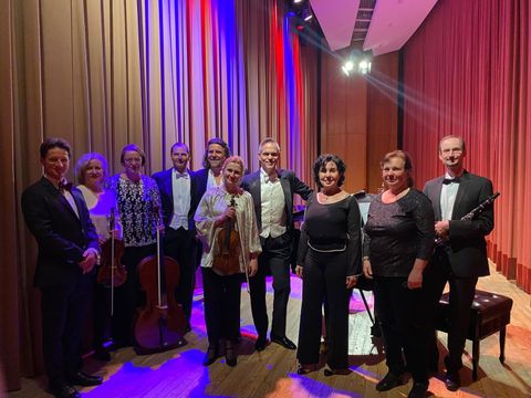 Stadträtin Emine Demirbüken-Wegner (3.v.r.) mit dem Ensemble (Bild: BA Reinickendorf)