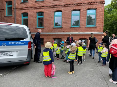 0237-1_pm_kitakinder-uebernehmen-das-ordnungsamt_3.jpg