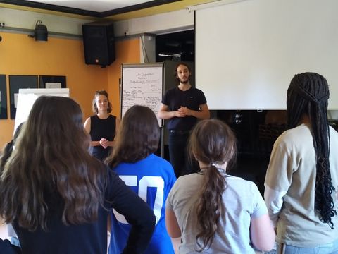 Duha Binici und Eileen König von der ju:an Praxisstelle (Amadeu Antonio Stiftung) beim Workshop mit Kindern (Bild: Partnerschaft für Demokratie Berlin-Reinickendorf)