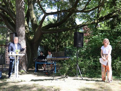 Schulstadtrat Harald Muschner wünscht Schulleiterin Ursula Hohnke Glück und Erfolg am neuen Standort. (Bild: BA Reinickendorf)