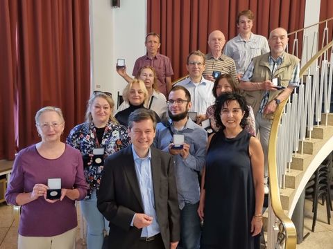 Bezirksbürgermeister Uwe Brockhausen (vorn Mitte) und Sozialstadträtin Emine Demirbüken-Wegner (vorn rechts) dankten den ehrenamtlichen Muttersprachlern für ihren Einsatz bei der Aufnahme der urkainischen Kriegsflüchtlinge. (Bild: BA Reinickendorf)