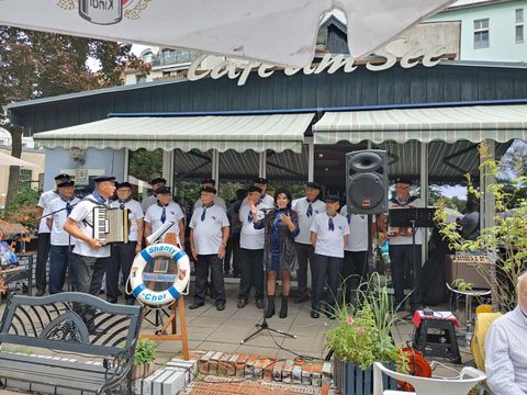 Bezirksstadträtin für Soziales und Bürgerdienste Emine Demirbüken-Wegner (CDU) eröffnet die Sternwanderung im „Café am See“ (Bild: BA Reinickendorf)