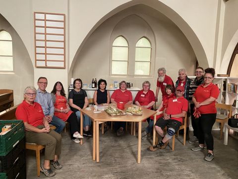 Bezirksstadträtin Emine Demirbüken-Wegner (CDU) (5.v.l.) und Leiter des Fachbereiches Senioren Dirk Buchwitz (2v.l.) mit den ehrenamtlichen Helferinnen und Helfern in der Segenskirche in der Auguste-Viktoria-Allee. (Bild: BA Reinickendorf)