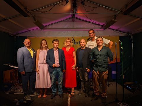 v.li.n.re. Martin Jablonski-Zimare (Vorsitzender meredo e.V.), Carolin Rössler (WeTeK Berlin gGmbH), Uwe Brockhausen (Bezirksbürgermeister Reinickendorf), Haike Kofeld (Medienpädagogin), Alexander Ewers (Jugendstadtrat), hinten Benjamin Kubel (Leiter des meredo), Anatolij Krebs (Beteiligungskoordinator) (Bild: BA Reinickendorf)