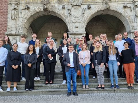 Bezirksbürgermeister Uwe Brockhausen (vorne mitte) begrüßt den Azubi-Jahrgang 2022 (Bild: BA Reinickendorf)