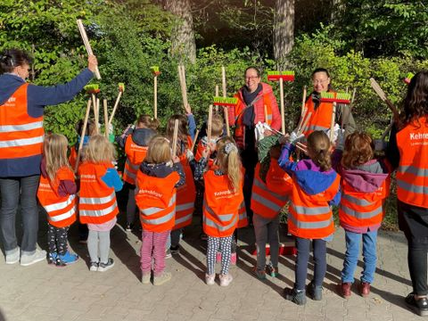 Ordnungsstadträtin Schrod-Thiel inmitten fleißiger Kita-Kinder. (Bild: BA Reinickendorf)