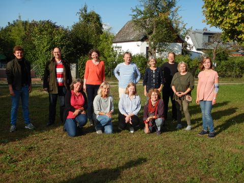 Bezirksstadträtin Korinna Stephan (4. von links) mit Teilen der diesjährigen freiwilligen Helferinnen und Helfer. (Bild: BA Reinickendorf)
