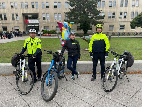 Bezirksstadträtin Julia Schrod-Thiel (Mitte) zum Start ... (Bild: BA Reinickendorf)