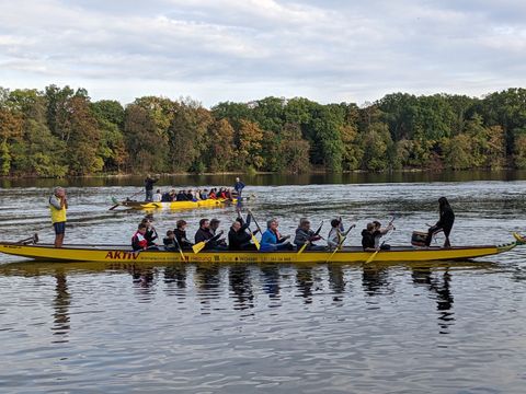 Nach zweijähriger pandemiebedingter Pause fand das Drachenbootrennen für Pflegeeltern und Kindertagespflegepersonen auf dem Tegeler See wieder statt (Bild: BA Reinickendorf)