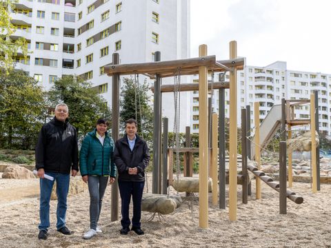 v.l.n.r.: Karl Wefers (Geschäftsführer SWUP), Irina Herz (GESOBAU AG) und Bezirksbürgermeister Uwe Brockhausen bei der Einweihung der Außenanlagen im Märkischen Viertel. (Bild: GESOBAU AG: Christoph Schieder)