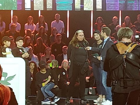 Die ehemalige Schulleiterin Gaby Plachy zusammen mit der aktuellen Schulleiterin Julie Neumann und Kindern der Schule im Interview auf der Bühne im ewerk Berlin (Bild: BA Reinickendorf)