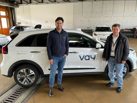 Bezirksbürgermeister Uwe Brockhausen mit Sharad Kher, Strategy of Expansion Manager bei Vay (Bild: Vay)