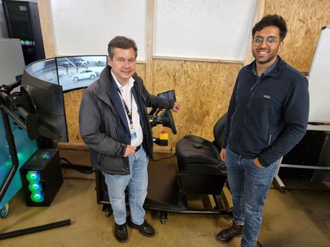 Bürgermeister Uwe Brockhausen und Vay-Manager Sharad Kher vor einer Station fürs Telefahren auf dem ehemaligen Flughafengelände Tegel. (Bild: BA Reinickendorf)