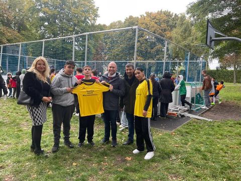 v.l.n.r. Sevda Boyraci (Mitglied im Jugendhilfeausschuss, SPD), Kemal (Turnierteilnehmer), Roohullah (Turnierteilnehmer), Alexander Ewers (Jugendstadtrat), Çığır Özyurt-Güneş (Leiter des Laiv - offener Kinder- und Jugendtreff), Gönül (Turnierteilnehmerin) (Bild: Laiv)