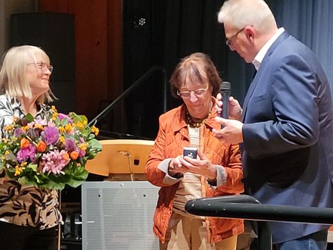 Schulstadtrat Harald Muschner mit der Initiatorin und der aktuellen Organisatorin der Musischen Tage Almut Zirr und Marina Kranz (Bild: BA Reinickendorf )