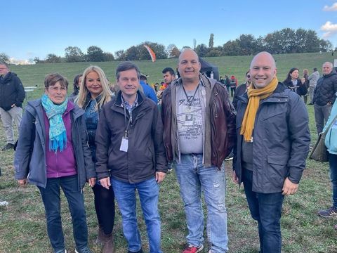 Bezirksbürgermeister Uwe Brockhausen und Jugendstadtrat Alexander Ewers mit Mitgliedern des Jugendhilfeausschusses und der SPD-Fraktion beim Jugendfestival Reinickendorf (Bild: SPD-Fraktion Reinickendorf)