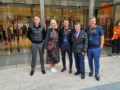 v.l.: Bezirksbürgermeister Uwe Brockhausen (2.v.r.) mit Investor und Projektentwickler Harald Jerome Huth/HGHI (ganz li.) sowie Karin Busnel-Knappertsbusch, Nicolas Köhler und Olivier van den Bossche (Filial-Geschäftsführung) (Bild: BA Reinickendorf)